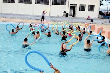 DHS oferece exercícios aquáticos para reabilitação e fortalecimento muscular