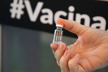 DHS antecipa calendário de vacinação contra a COVID-19 e idosos começam a ser imunizados neste sábado