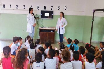 Estudantes de Medicina realizam palestra sobre Dengue a alunos da “Carmelino”